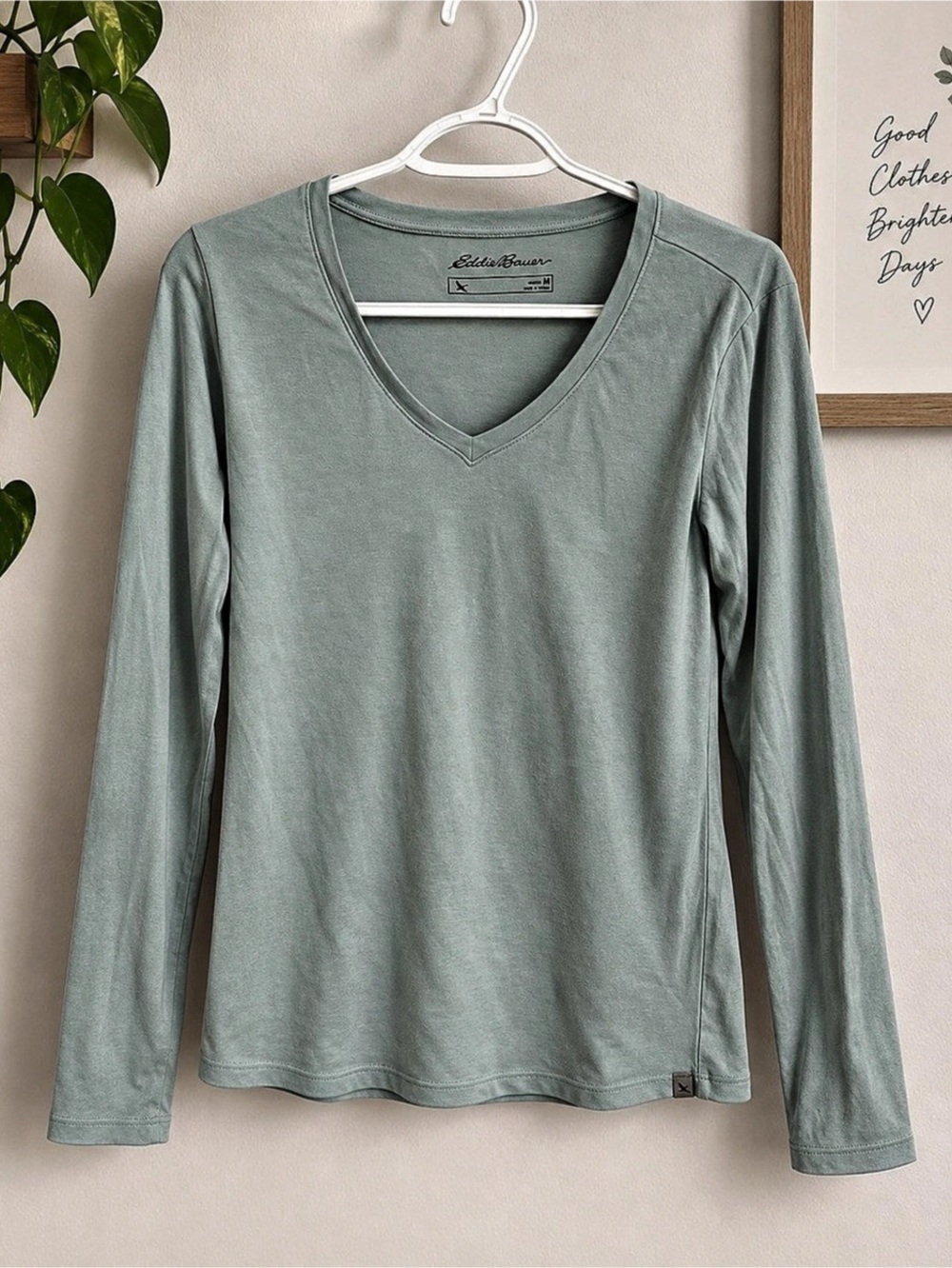 Eddie Bauer Women's V-Neck Long Sleeve Top in Green Size Medium